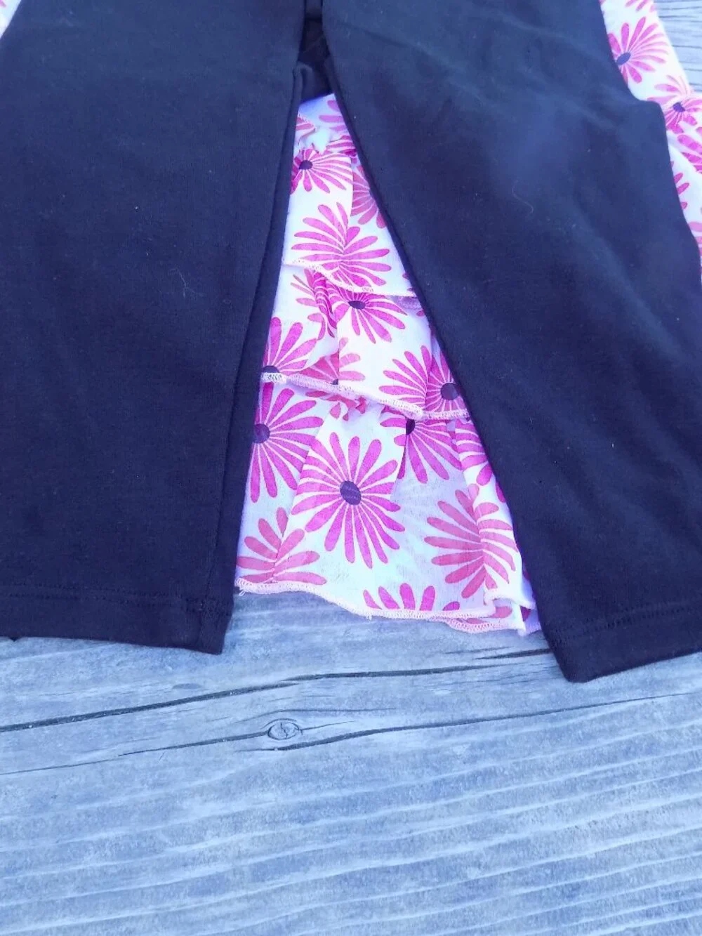 Young Hearts Girls 2 Piece Flower Outfit Ruffled Sleeves and bottom Sz 4 *